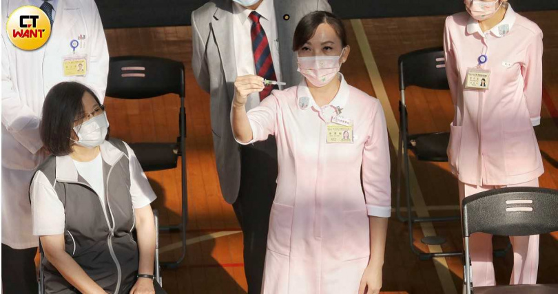總統蔡英文今（23日）一早接種高端疫苗。（圖／趙文彬攝影）